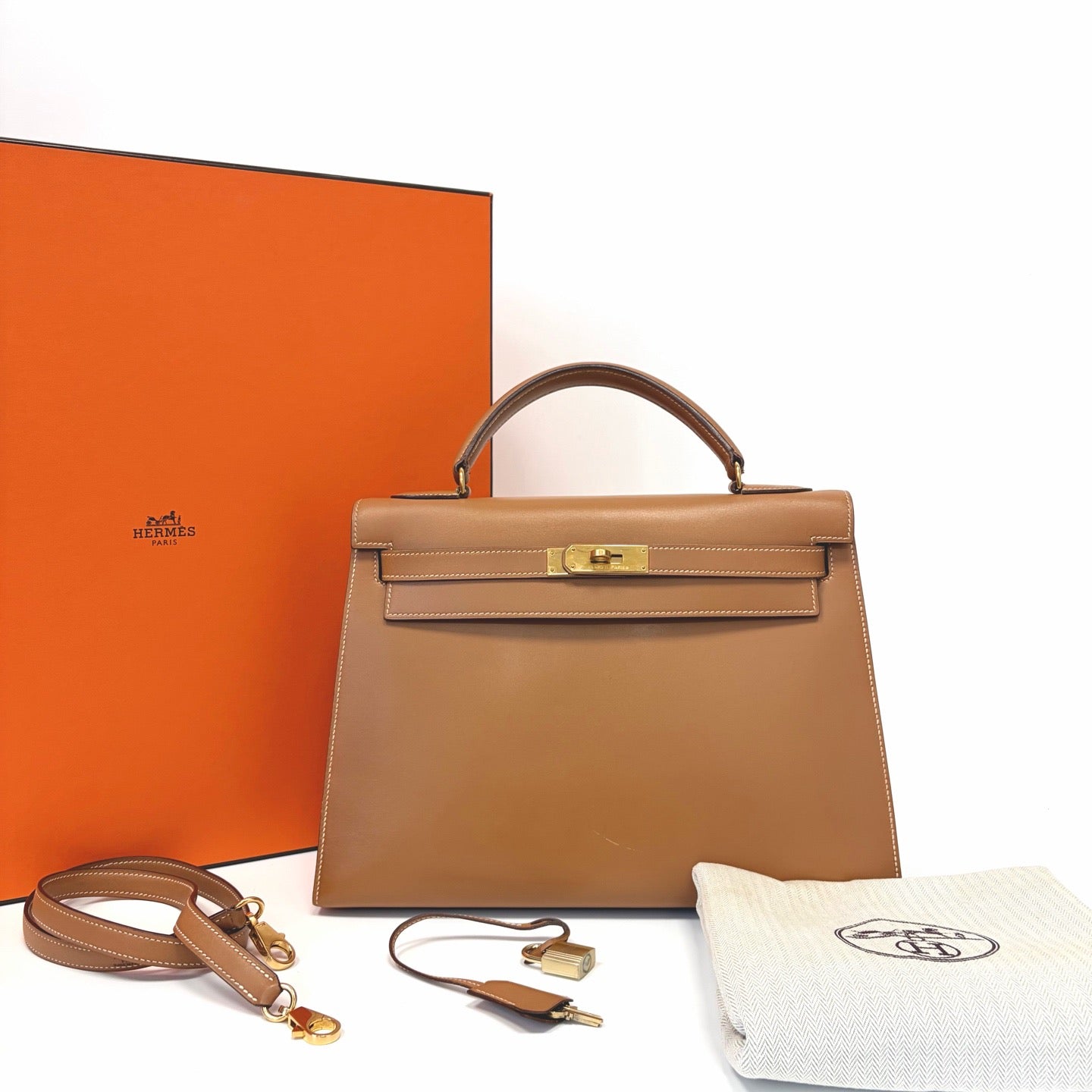 Pre-Owned Hermès Kelly 28, Gold Brown Box Calfskin, Gold Hardware, Hand & Crossbody Bag, Serial  N22239208
