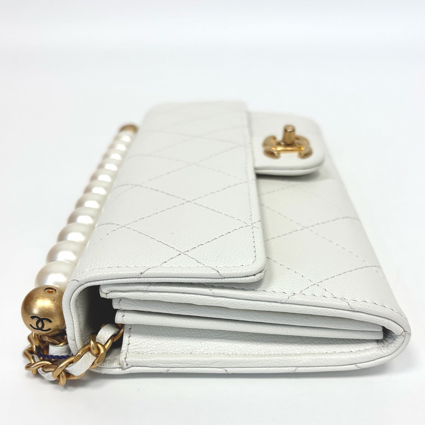 Pre-Owned Chanel White Calfskin Pearl Flap WOC Chain Bag Year2020 N22137057