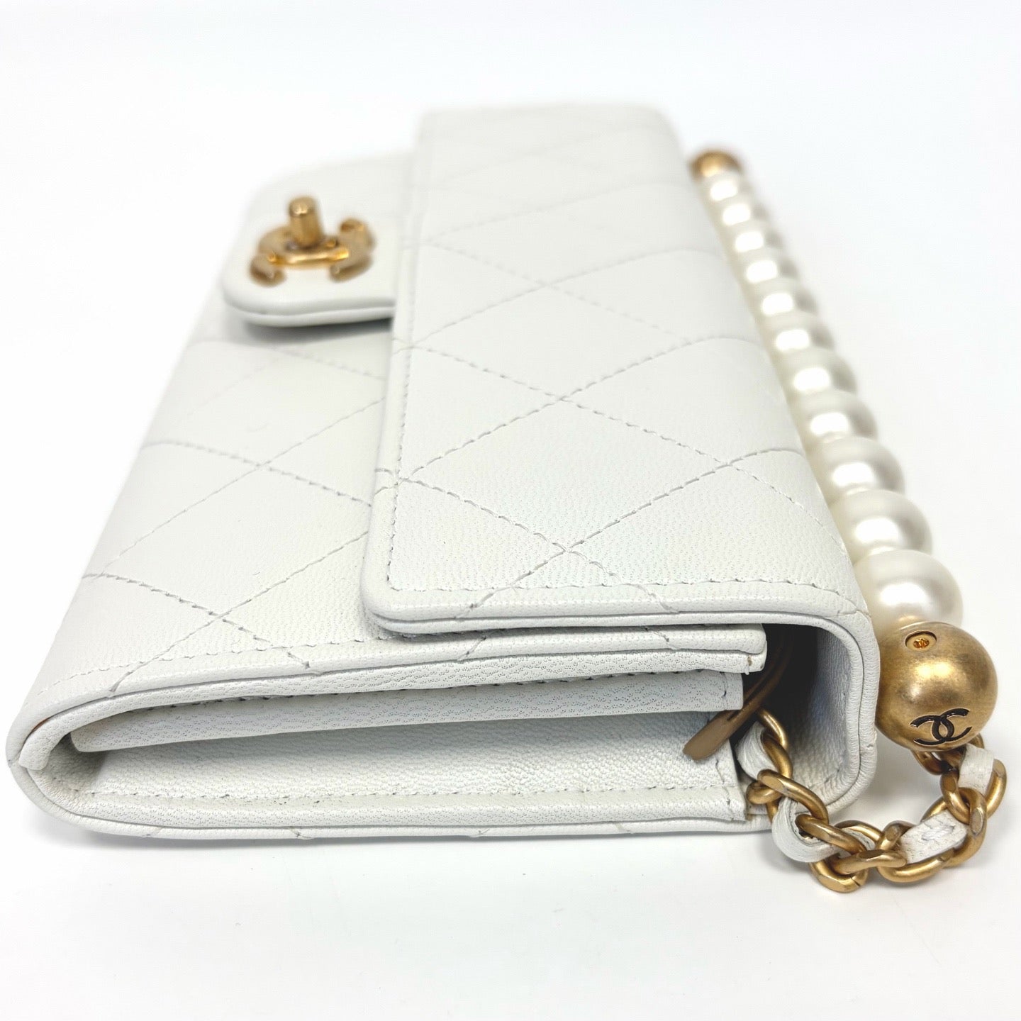 Pre-Owned Chanel White Calfskin Pearl Flap WOC Chain Bag Year2020 N22137057