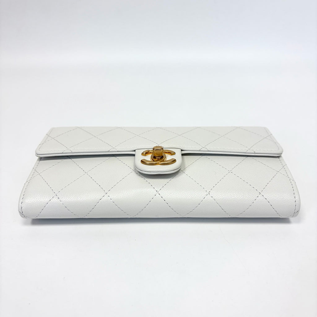 Pre-Owned Chanel White Calfskin Pearl Flap WOC Chain Bag Year2020 N22137057