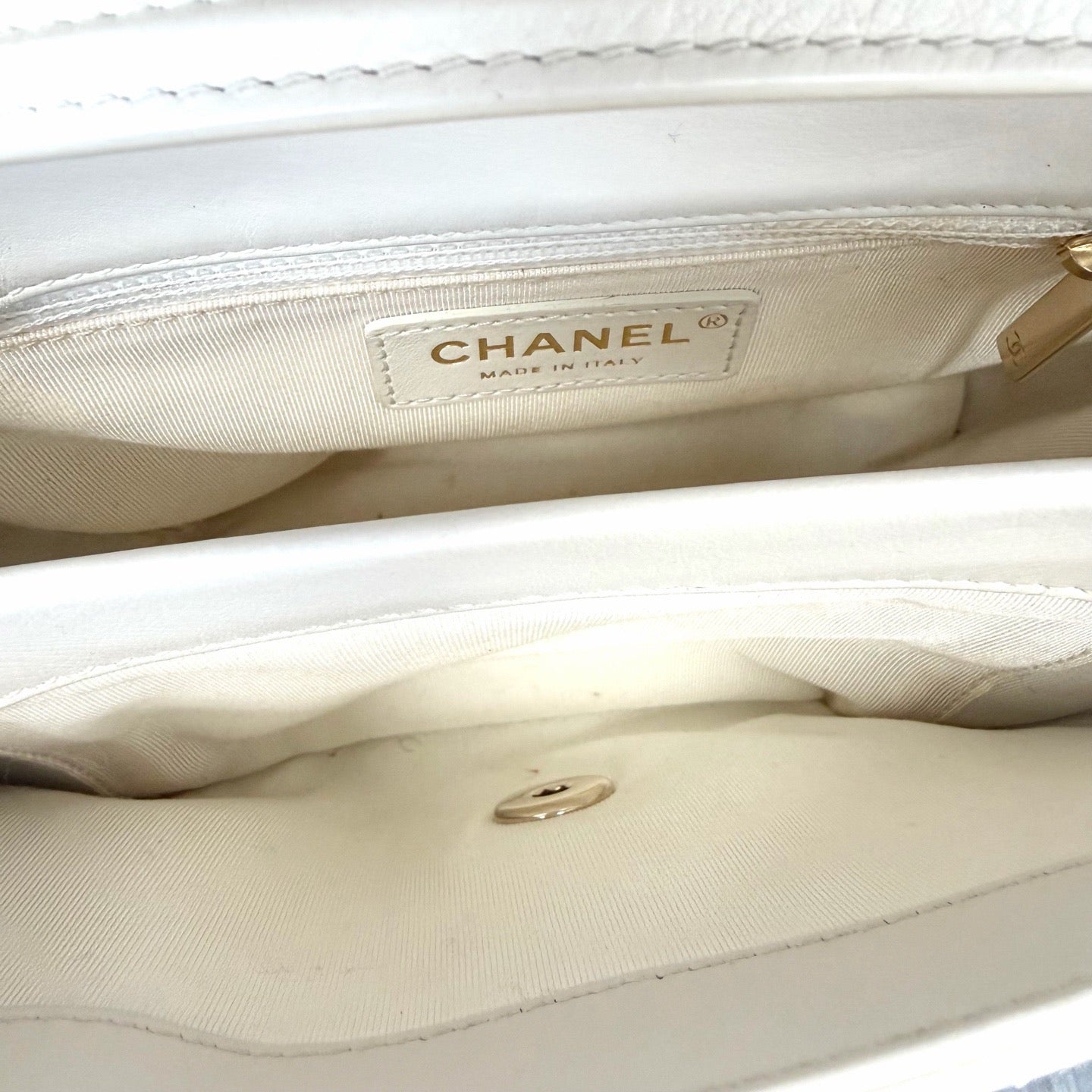 Pre-Owned Chanel White Double Chain Organizer Messenger Bag Year2019 N22163699
