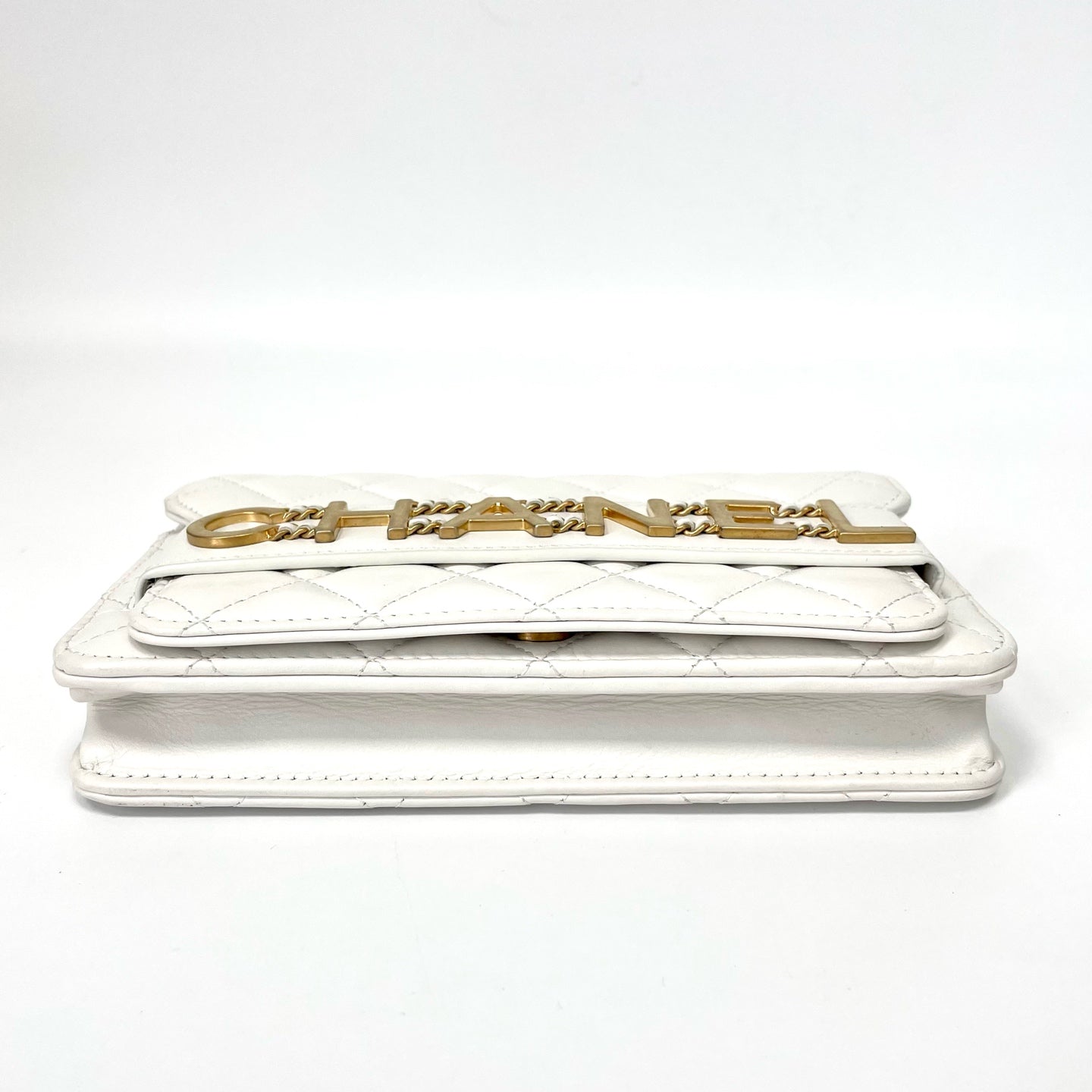 Pre-Owned Chanel Letter WOC Chain Bag White Quilted Calfskin Base Length 24 Year2020 N21917111